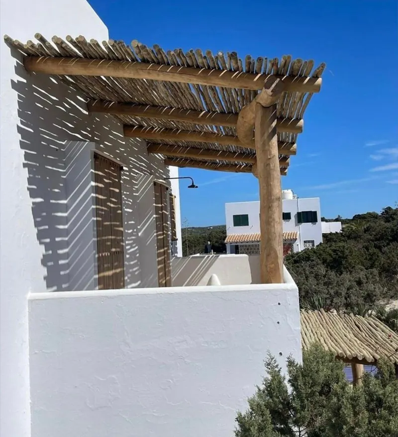 Estructura y cubierta exterior de palos de eucalipto en una terraza